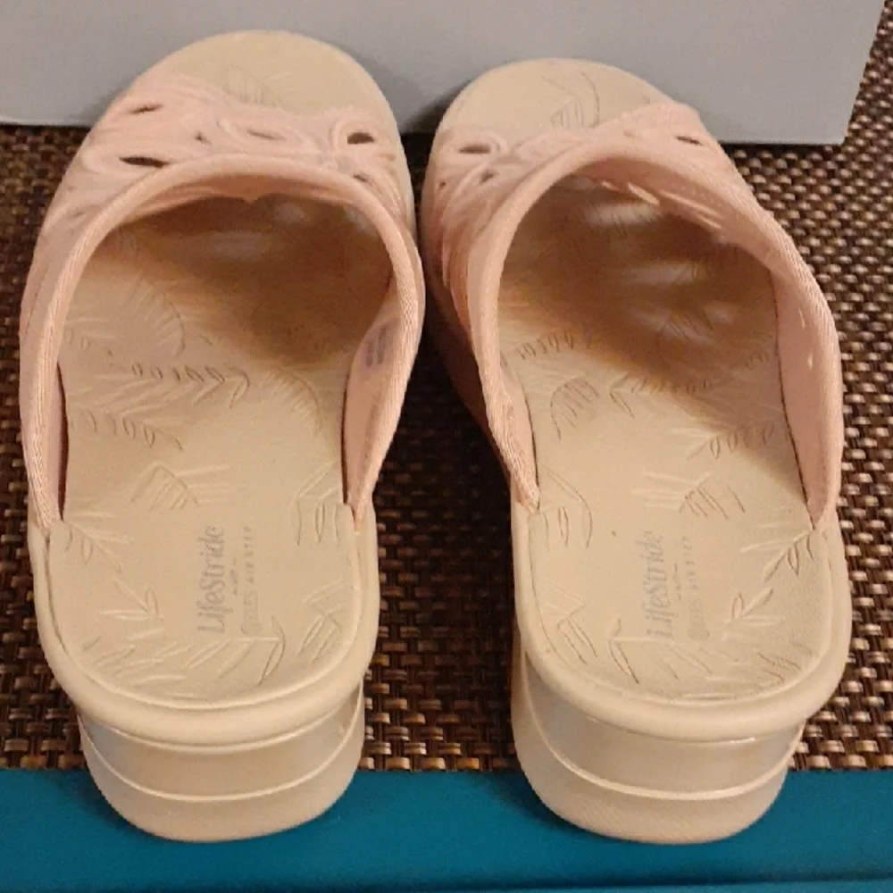 bzees susie wedge sandal  brand new in box  8 1/2 w - Picture 5 of 6